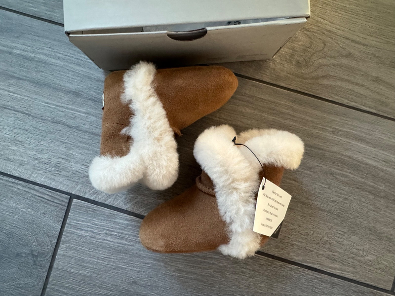 UGG LASSEN BABY CRIB SHOE CHESTNUT BROWN NIB 0/1M (0-6 Months)