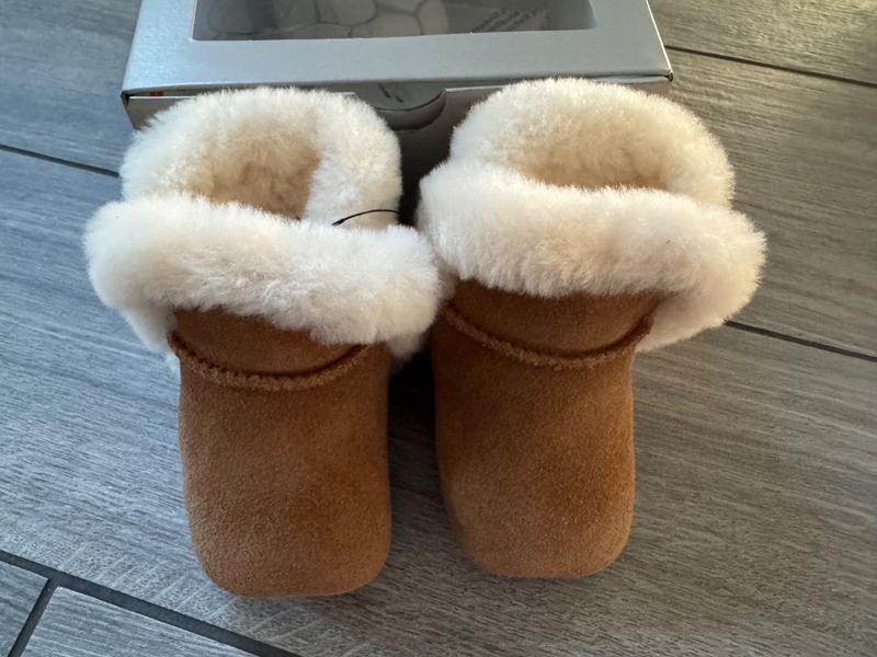 UGG LASSEN BABY CRIB SHOE CHESTNUT BROWN NIB 0/1M (0-6 Months)