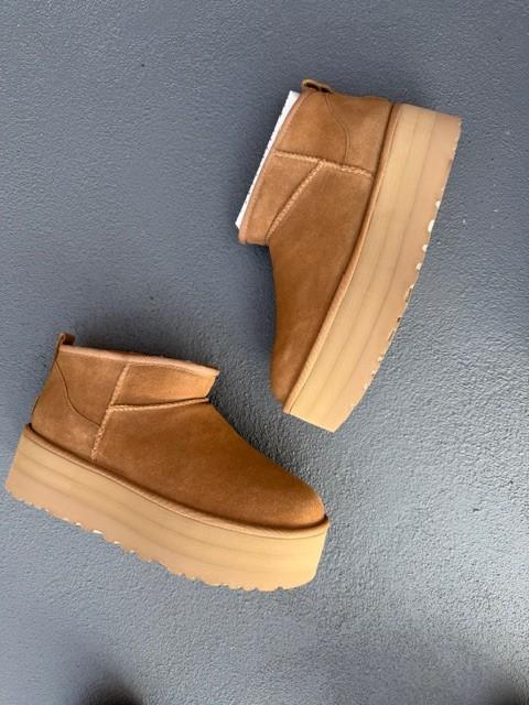 UGG Ultra Mini Platform Boots New In Box Size 10 Womens