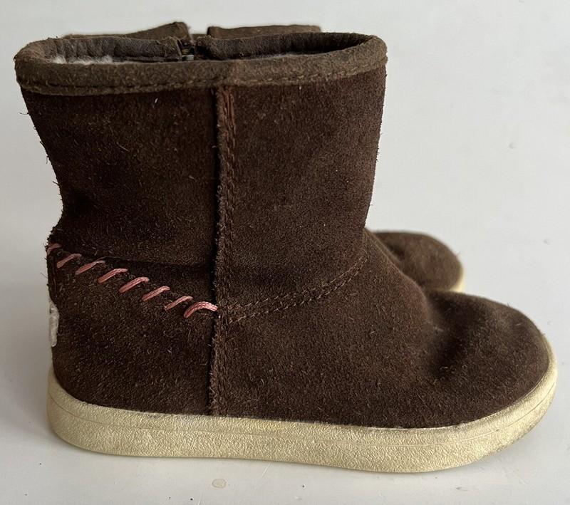 Uggs Girls Ugg Boots Size 7 Leather Suede Wool Winter Footwear Zipper Closure