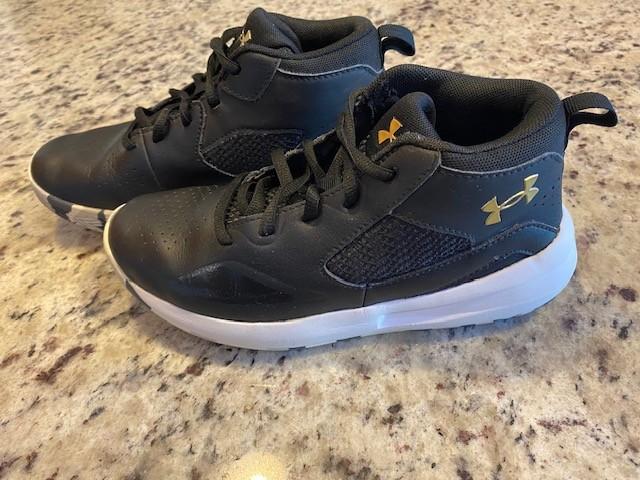 Under Armour Black/Gold Lockdown 6 Mid-top VCVN2 3023634-003 Youth sz 2.5/EU 34