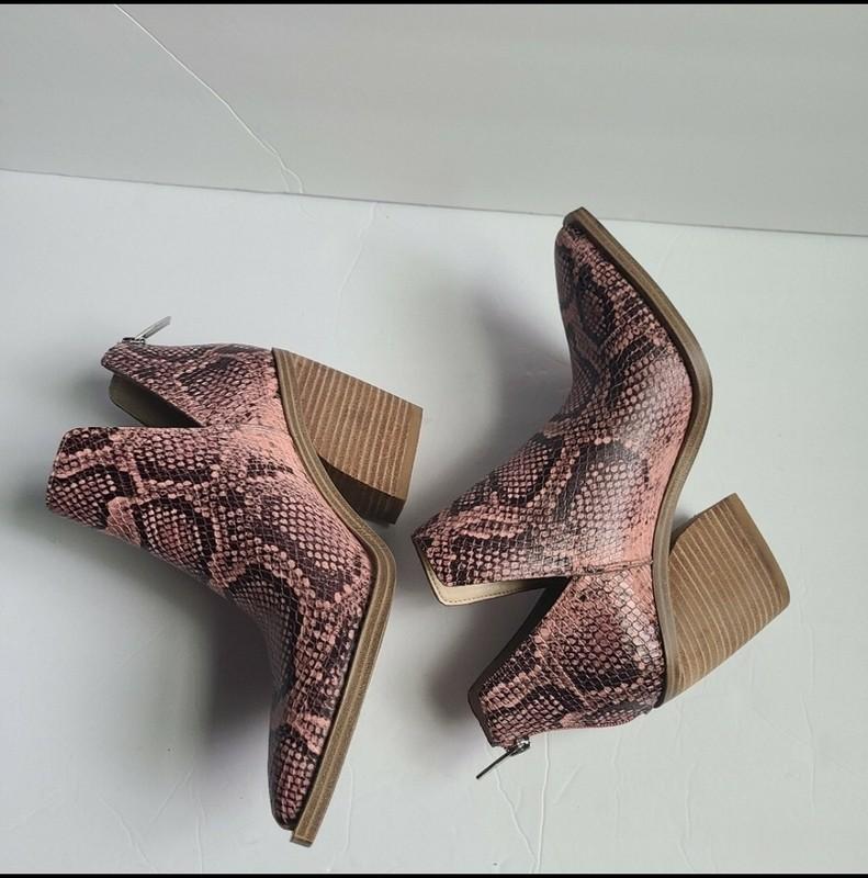 Vince Camuto Gigietta Snakeskin Embossed Ankle Bootie Rosewood Size 7.5