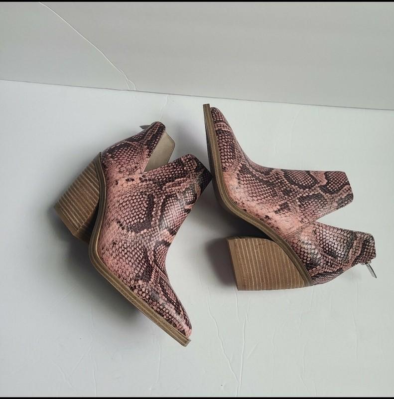 Vince Camuto Gigietta Snakeskin Embossed Ankle Bootie Rosewood Size 7.5