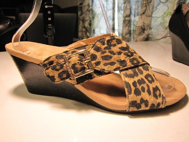 Vionic leopard print slides size 7 2.5 inch heel