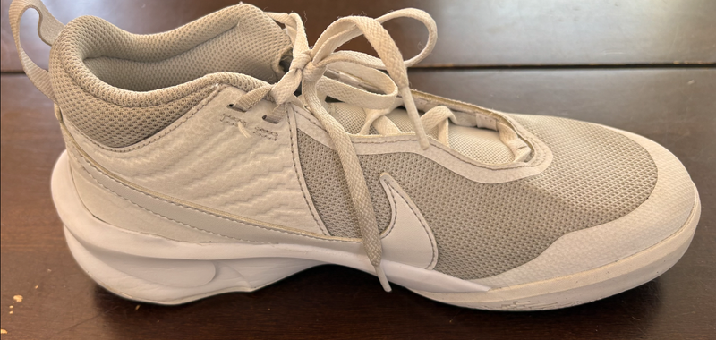 White Nike Hustle Running Shoes Boys Youth Size 6 *Pre-Owned