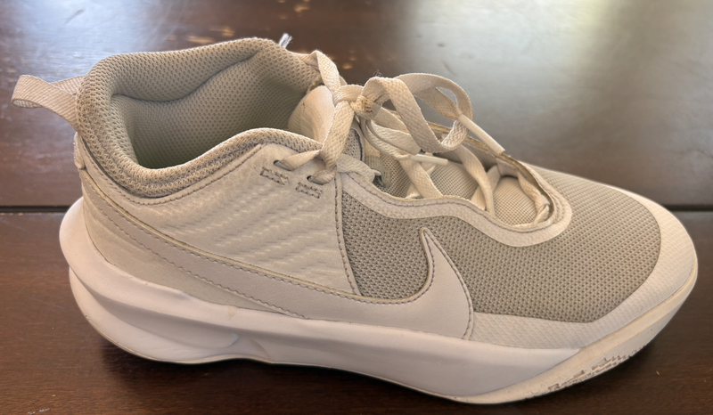 White Nike Hustle Running Shoes Boys Youth Size 6 *Pre-Owned