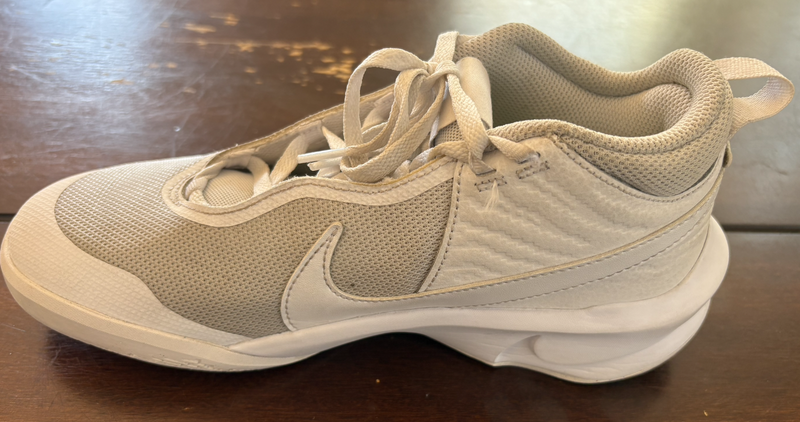 White Nike Hustle Running Shoes Boys Youth Size 6 *Pre-Owned