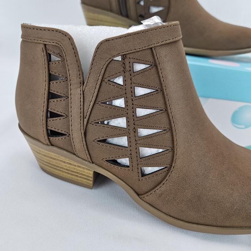 Women's Mug Round Toe Faux Suede Stacked Heel Western Ankle Bootie Brown Sz 8