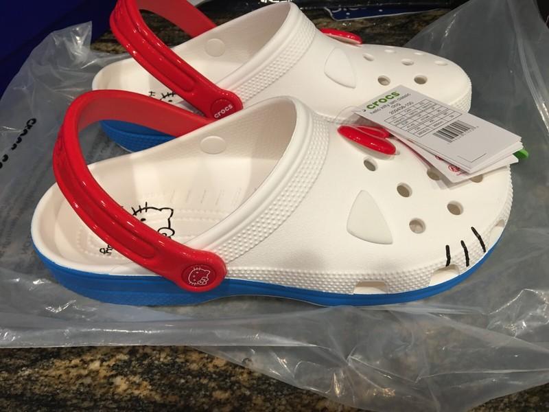 Womens Crocs Hello Kitty Classic Clog Shoes size 10 (also mens size 8)