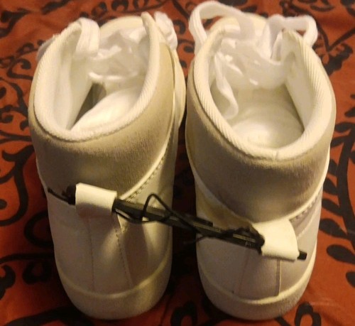 Womens Size 8 Hightop Sneakers