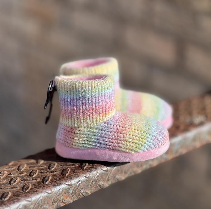 WONDER NATION Toddler Girls Size 5 Rainbow Soft Chenille Knit Bootie Slippers