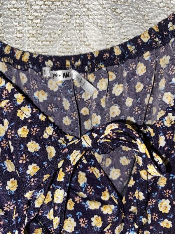 3RD + Malt Women’s Floral Short Romper Size Large Navy Floral