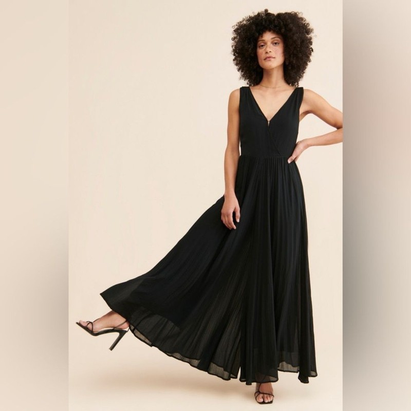 Anthropologie Size 4 Black Viva Pleated Jumpsuit Wide Leg Statement Classic