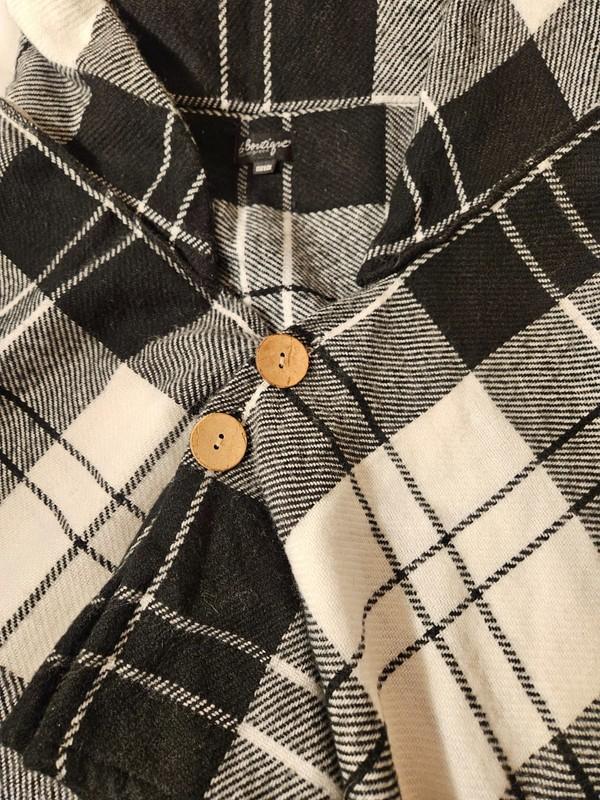 B BOUTIQUE BY EVERGREEN Cape Black White Gray Plaid Collar Buttons