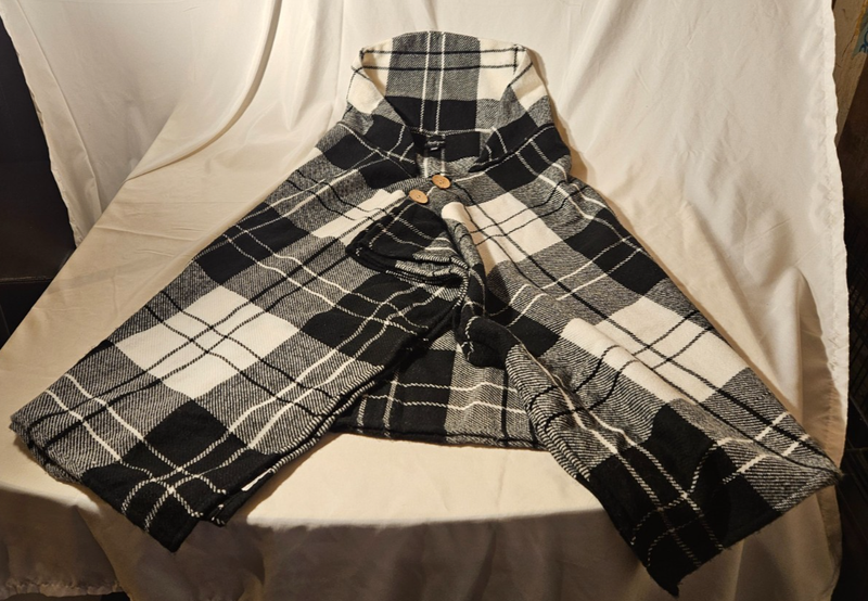 B BOUTIQUE BY EVERGREEN Cape Black White Gray Plaid Collar Buttons