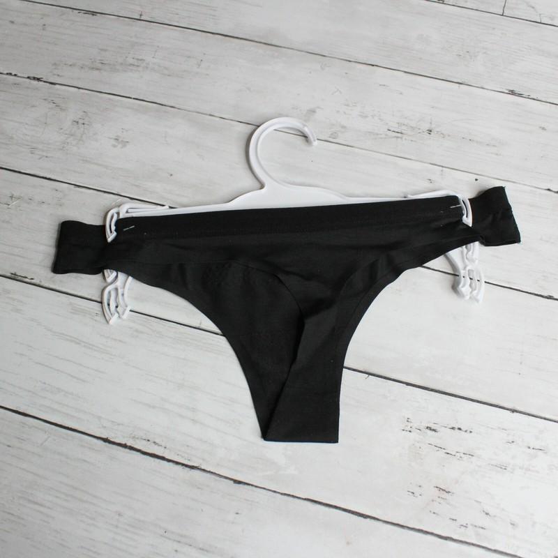 Bebe Intimates Women's Thong Panty Size M Sexy Studded Black Panties Underwear