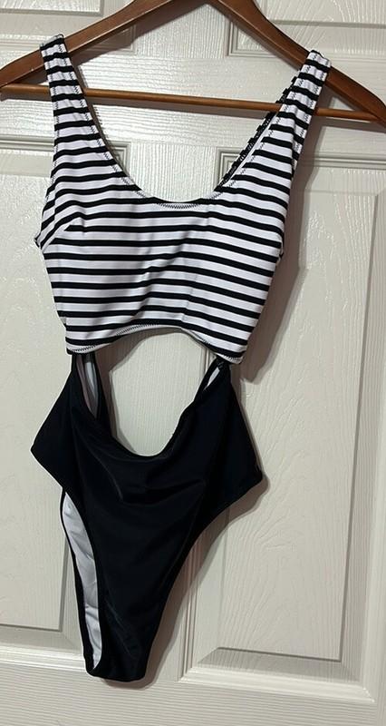 CUPSHE Women’s Black & White Stripe One Piece Swimsuit NWOT Size M