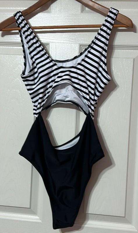 CUPSHE Women’s Black & White Stripe One Piece Swimsuit NWOT Size M