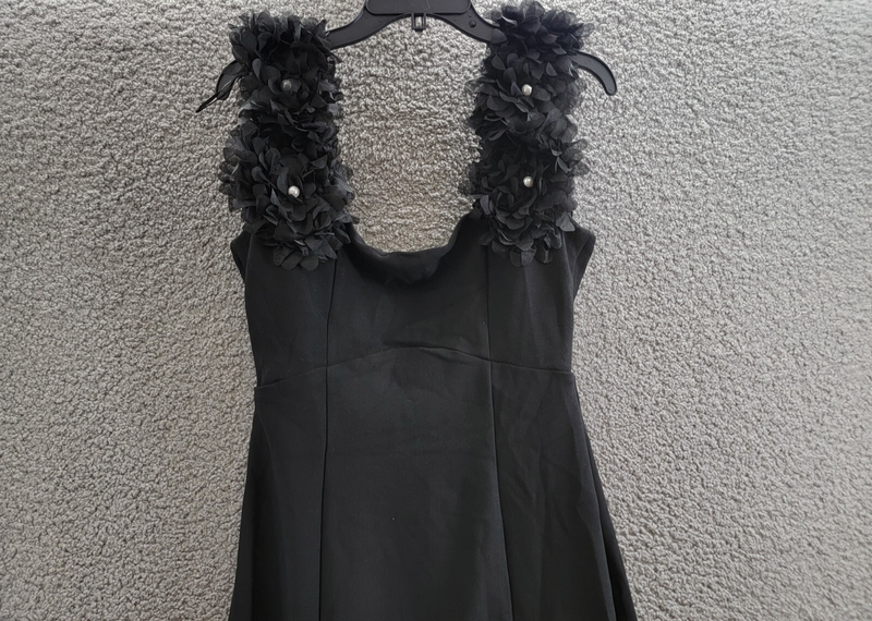 Elliatt Gabby Chrysanthemum Applique Dress Women's M Black Back Slit Square Neck