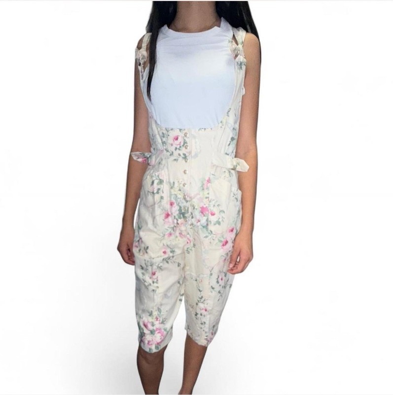Floral overalls with adjustable straps and pockets. Size 6