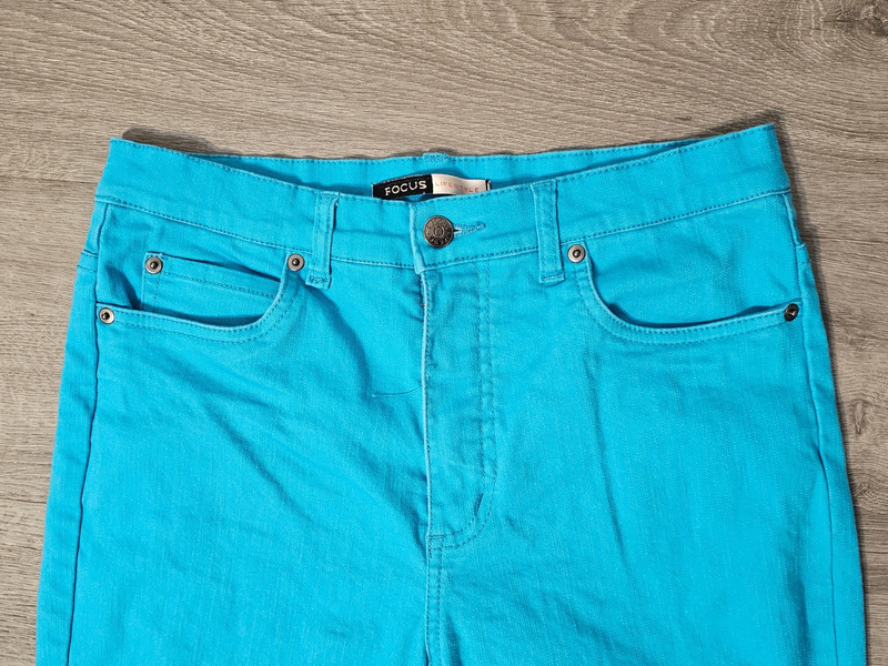 Focus Lifestyle Women's 8 Bright Blue Straight Leg Jeans 5 Pocket Style Stretch