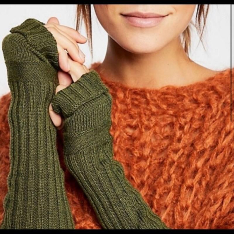 Free People No Chill New Olive hand Arm Warmers