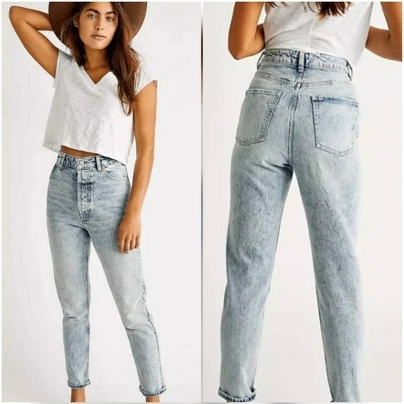 Free People We The Free Zuri High Waist Lived In Light Wash Mom Jeans SZ 29