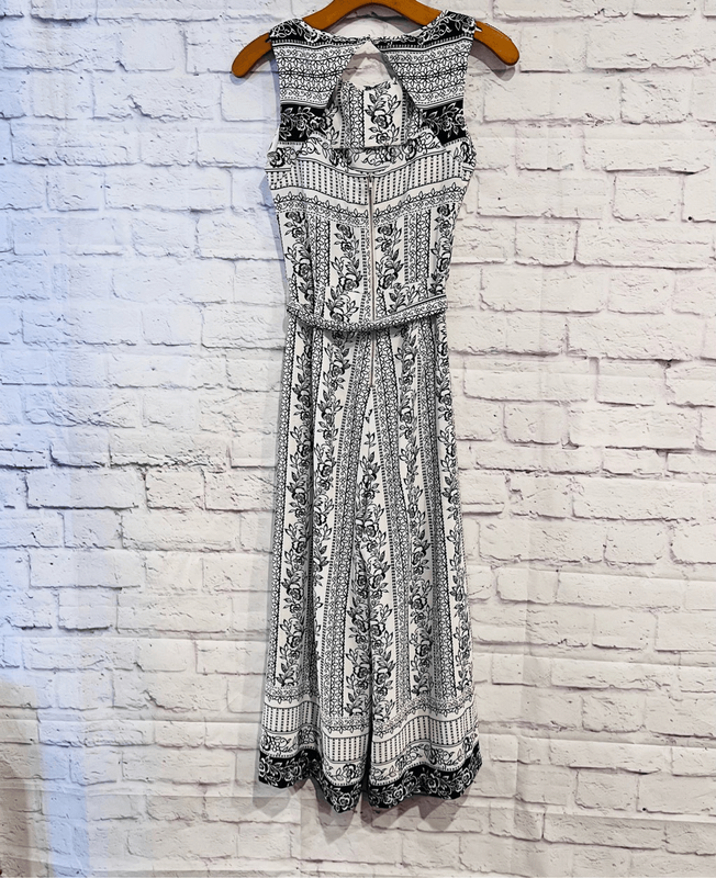 Gabby Skye Jumpsuit White Navy Floral Sleeveless Size 4 Belted Wide Leg Boho