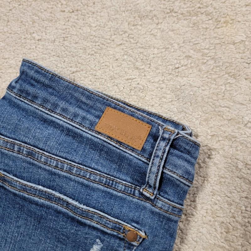 Judy Blue Capri Jean Women’s 15/32 Distressed Blue Denim High Rise Stretch Crop