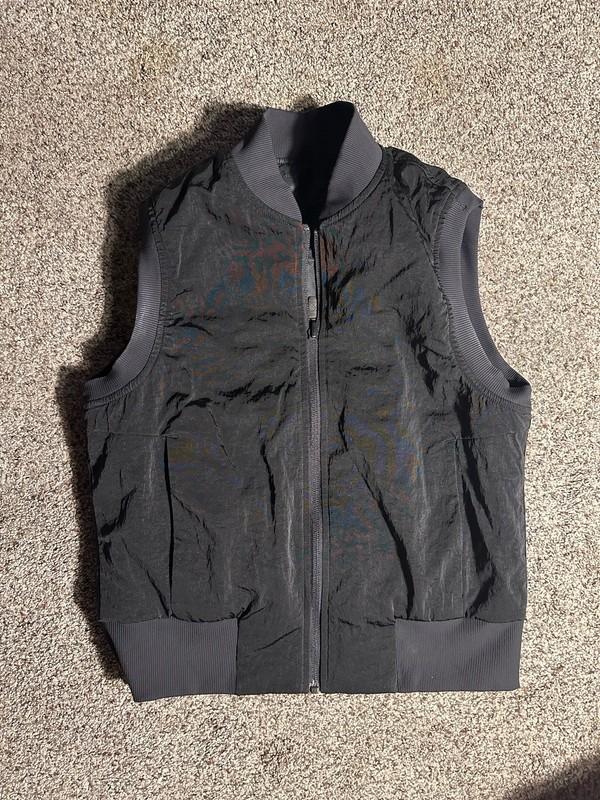 Lululemon Running Vest Women Black Size 4 Zip Pockets Reversible