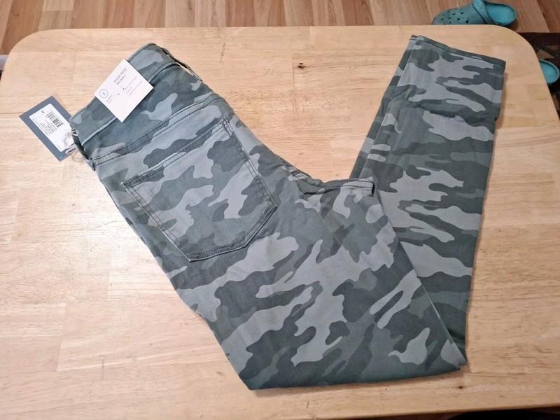 New Women's Size 2 Cropped Camo Jeans By Universal Thread