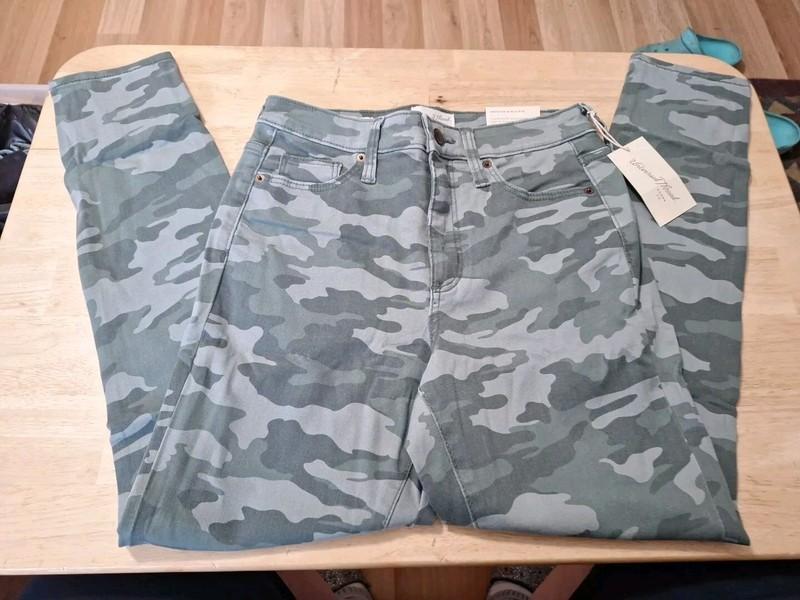 New Women's Size 2 Cropped Camo Jeans By Universal Thread