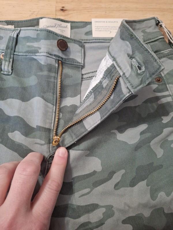 New Women's Size 2 Cropped Camo Jeans By Universal Thread