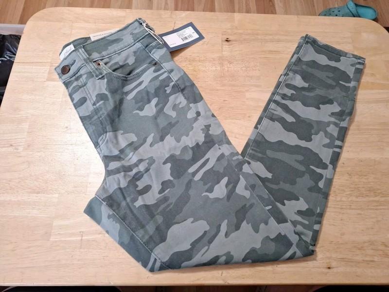 New Women's Size 2 Cropped Camo Jeans By Universal Thread