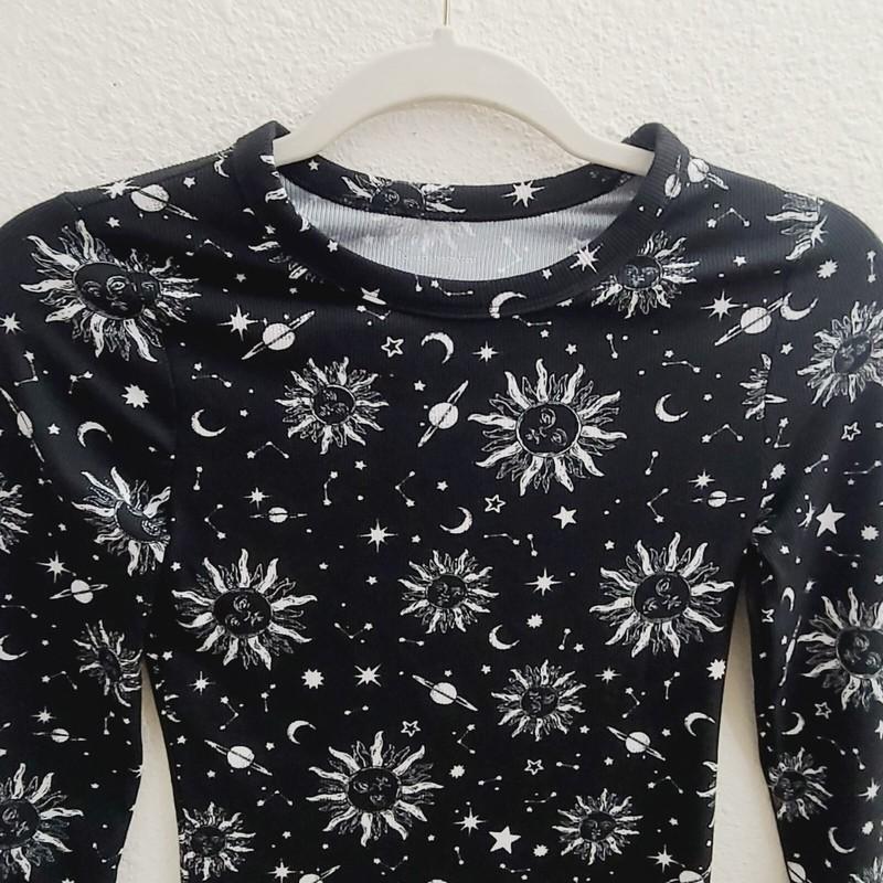 No Boundaries Crew Neck Black & White Planet Long Sleeve Stretch Top Sz XS New