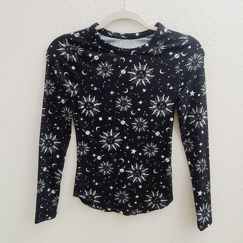 No Boundaries Crew Neck Black & White Planet Long Sleeve Stretch Top sz XS New