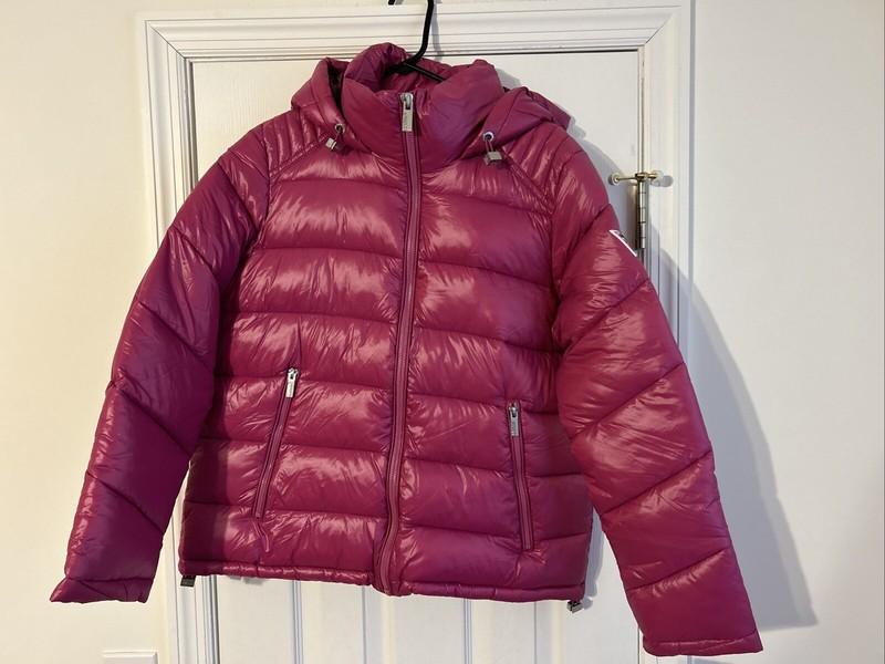 NWT GUESS Women’s HOODED PUFFER JACKET MAGENTA Size Medium BRAND NEW
