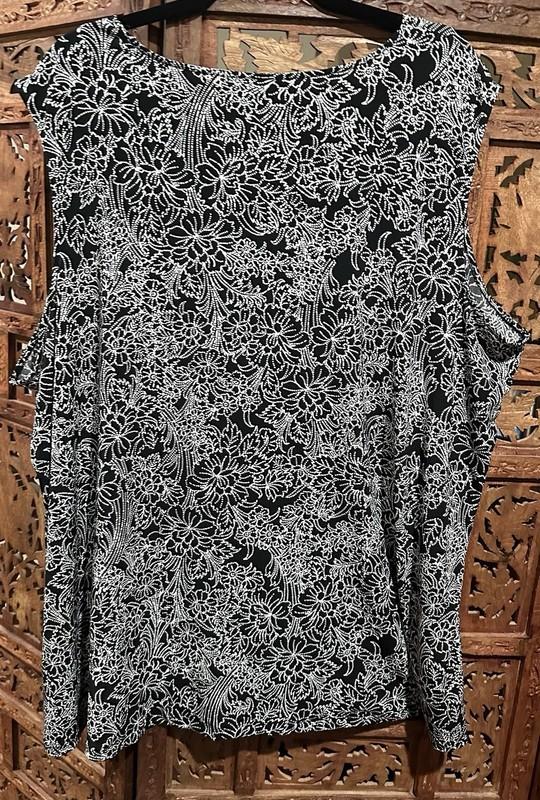 NWT Lane Bryant Black & White Swing Sleeveless Pleat Front Top Plus Size 30/32