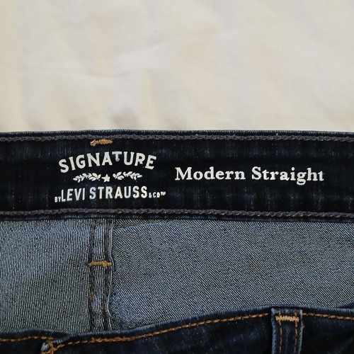 Signature Levi Strauss Modern Straight 22WS Dark Wash Blue Jeans