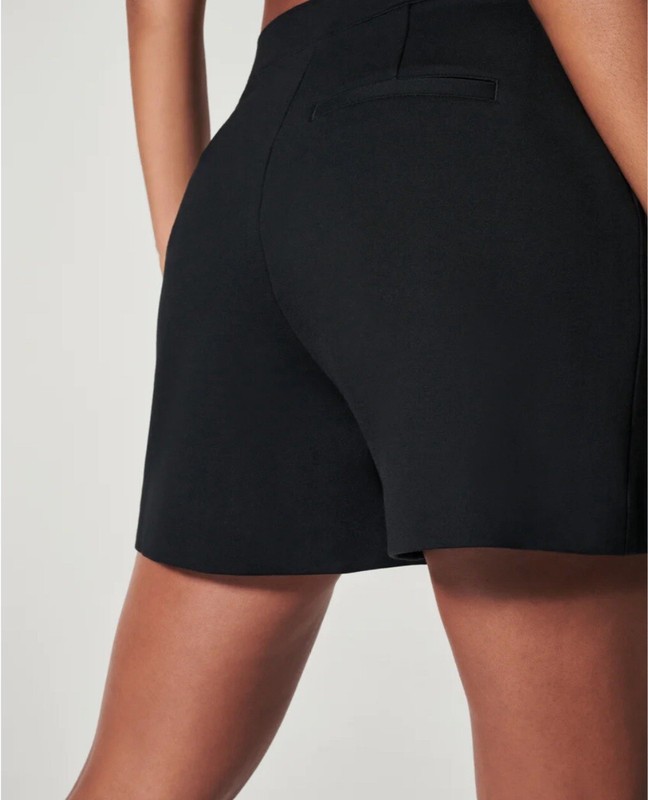 Spanx Women’s Sz. XL Polished Pull On Short Classic Black Smoothing Fabric Q08