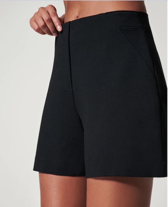 Spanx Women’s Sz. XL Polished Pull On Short Classic Black Smoothing Fabric Q08