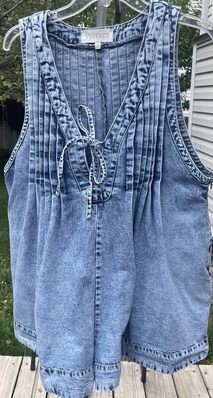 VEVERET WOMENS SZ M DENIM ROMPER V-NECK CASUAL TRENDY VACATION STREETWEAR