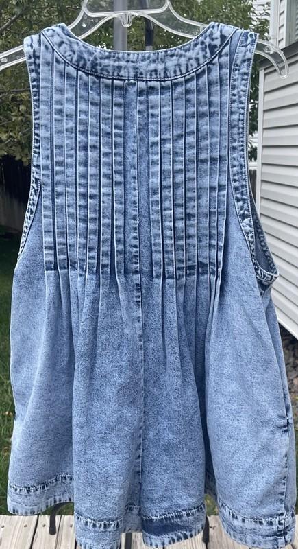 VEVERET WOMENS SZ M DENIM ROMPER V-NECK CASUAL TRENDY VACATION STREETWEAR