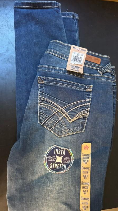 Wallflower Women’s Legendary Fit Skinny Med Light Wash Stretch Jeans Size 11
