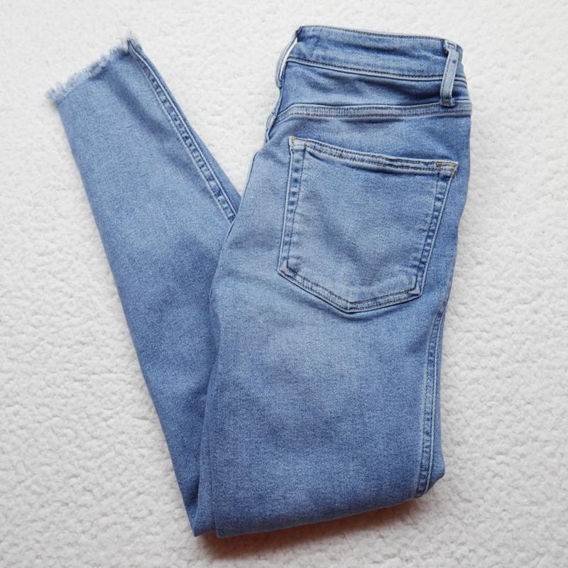 We The Free Jeans Womens Sz 27 High Rise Light Wash Distressed Ankle Fray