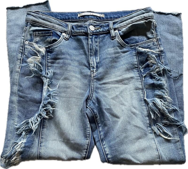 Women’s Size 8 Blue Jeans Chelsea & Violet Frayed Thrashed FREE SHIPPING Pants