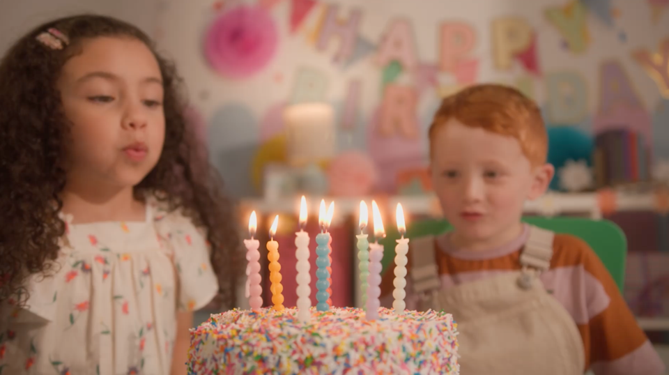 Kinetic Sand 2lb Crystal Pink Shimmer Play Sand (Packaging May Vary)