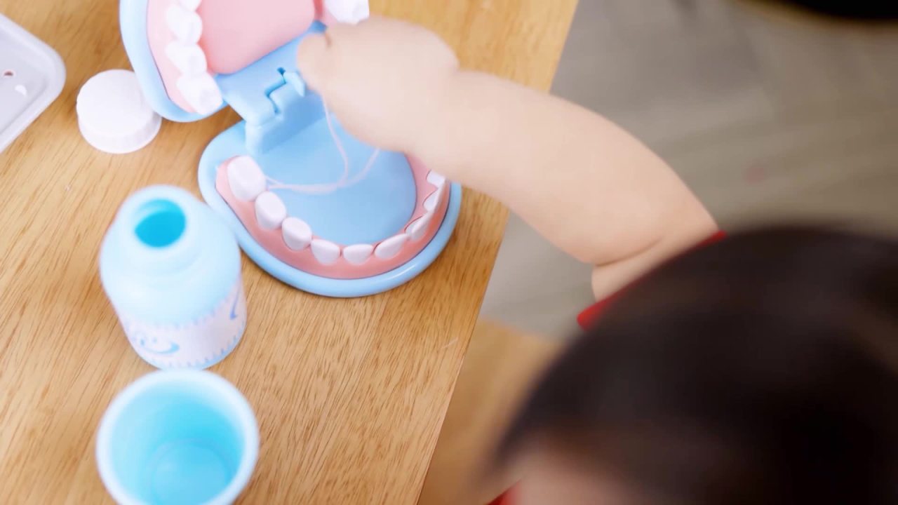 Melissa & Doug Super Smile Dentist Kit With Pretend Play Set Of Teeth And Dental Accessories (25 Toy Pieces)