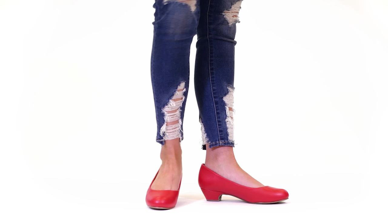 Journee Womens Saar Comfort Insole Round Toe Block Heel Pumps