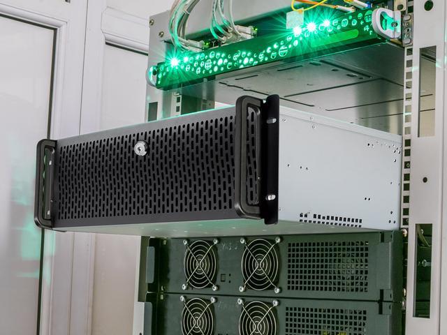 Rosewill 4U Server Chassis Rackmount Case 8 3.5" HDD Bays 3 5.25" Devices ATX CEB Compatible 2 Front 120mm Fans 2 Rear 80mm Fans 2x USB 3.0 Front Panel Lock Silver/Black - RSV-R4000U